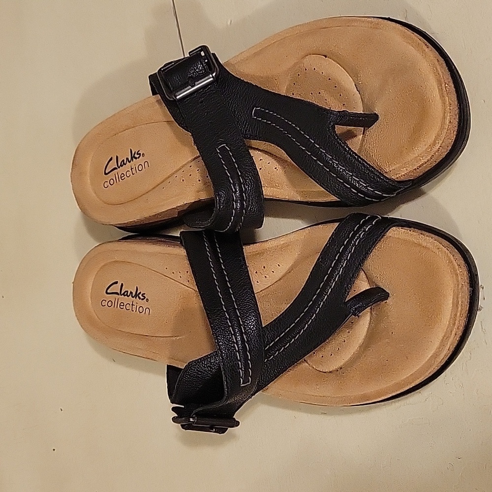 Womens Clarks Collection thong sandal in black size 10.